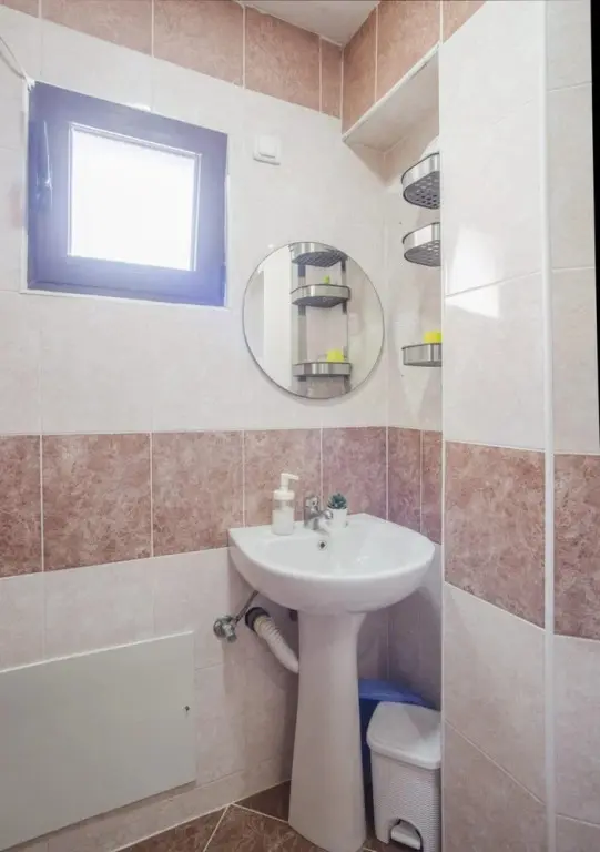 Лепетане: Chic Studio Flat With Balcony Near Beach in Tivat