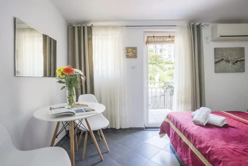 Лепетане: Chic Studio Flat With Balcony Near Beach in Tivat
