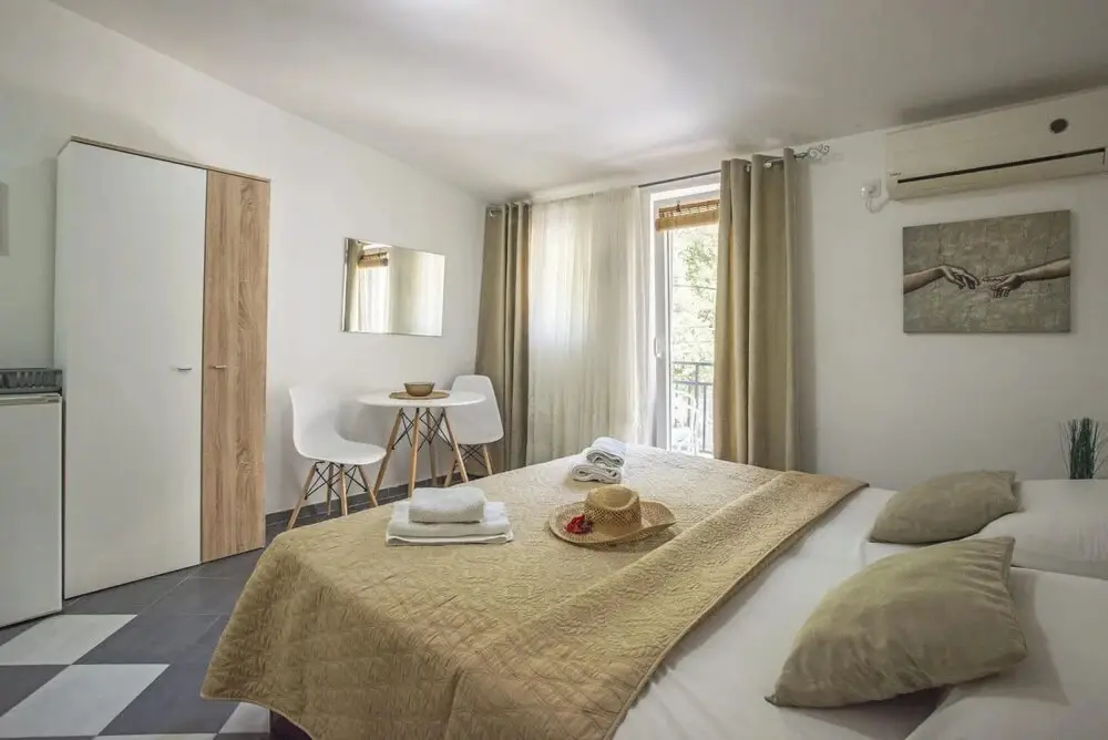 Лепетане: Chic Studio Flat With Balcony Near Beach in Tivat