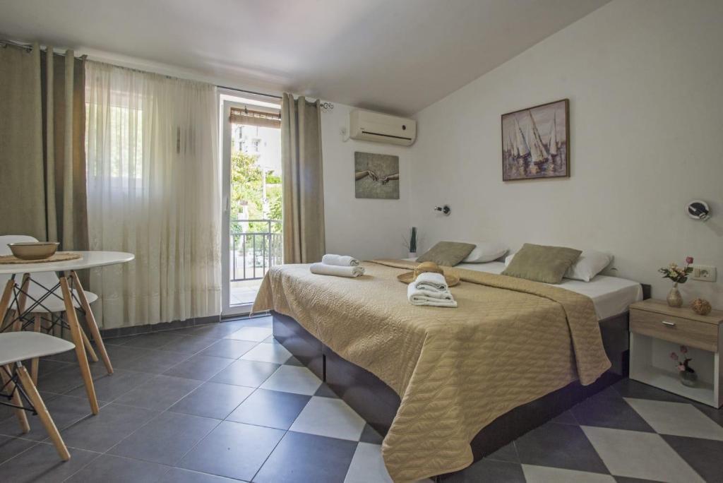 Лепетане: Chic Studio Flat With Balcony Near Beach in Tivat