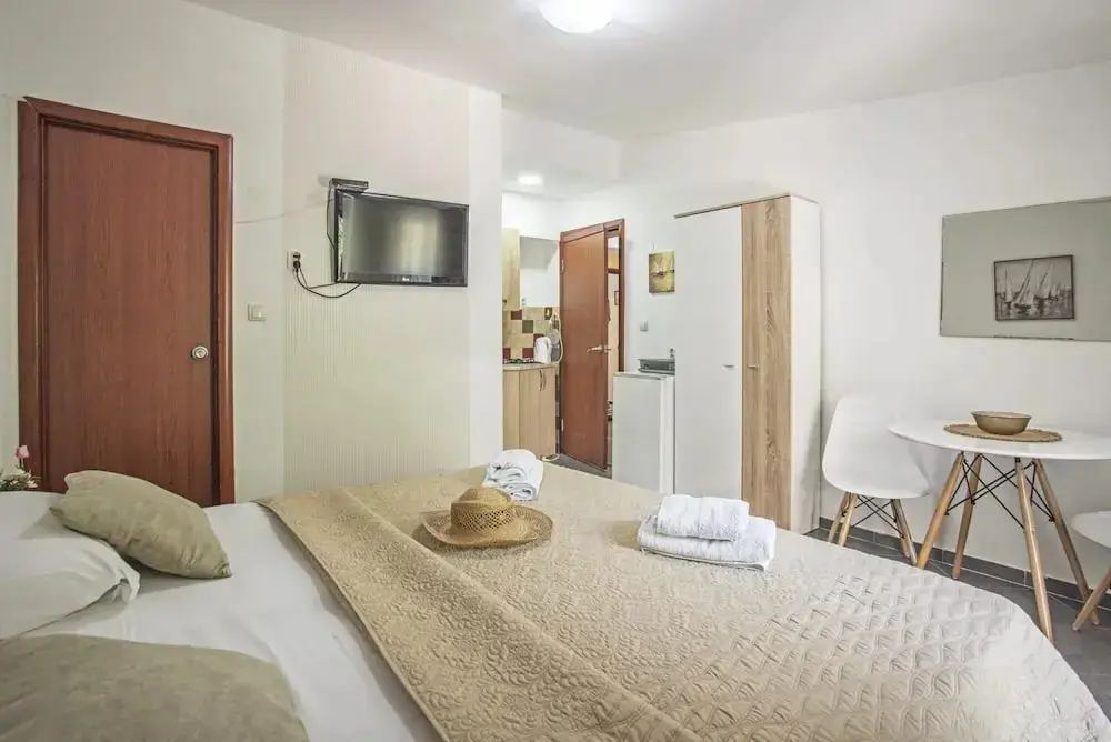 Лепетане: Chic Studio Flat With Balcony Near Beach in Tivat