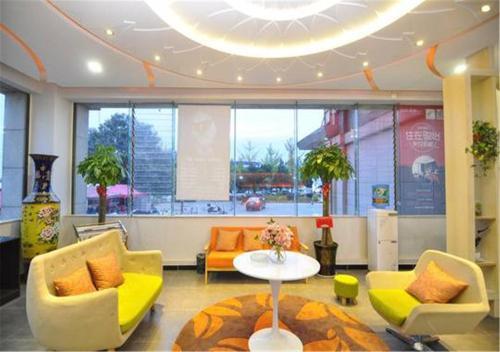 Куньмин: Thank Inn Chain Hotel Yunnan Kunming Panlong District Shiboyuan