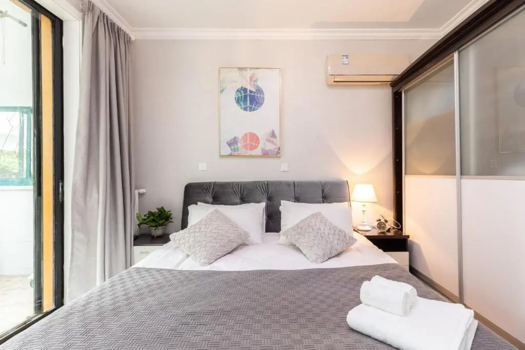 Шанхай: Xintiandi Luxury Suite near Lujiabang Road