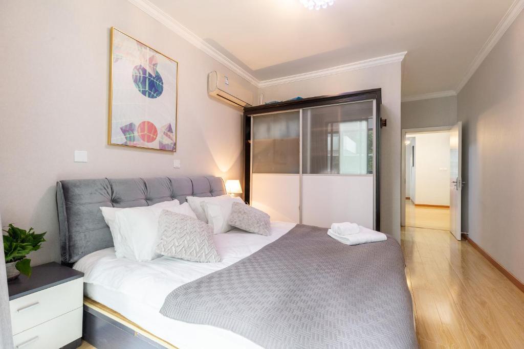Шанхай: Xintiandi Luxury Suite near Lujiabang Road