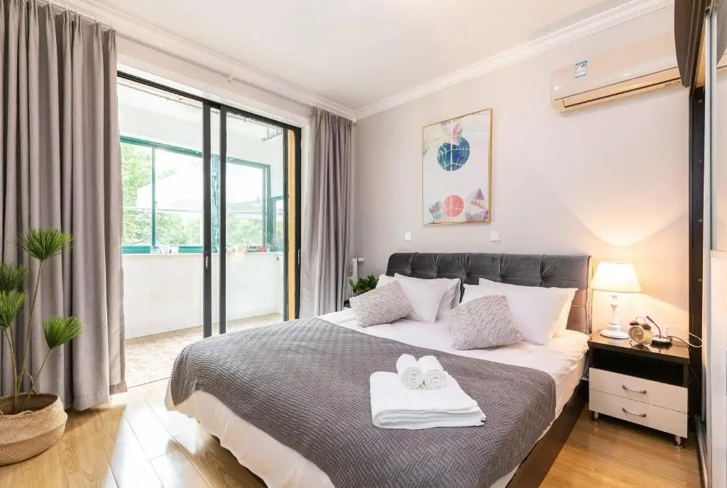 Шанхай: Xintiandi Luxury Suite near Lujiabang Road