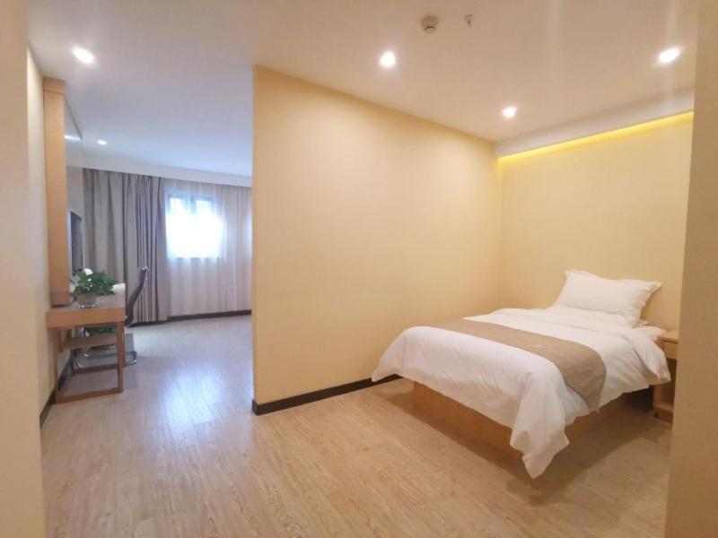 Шанхай: GreenTree Inn Suzhou Taicang City Liuhe Town Tinghai Road Express Hotel