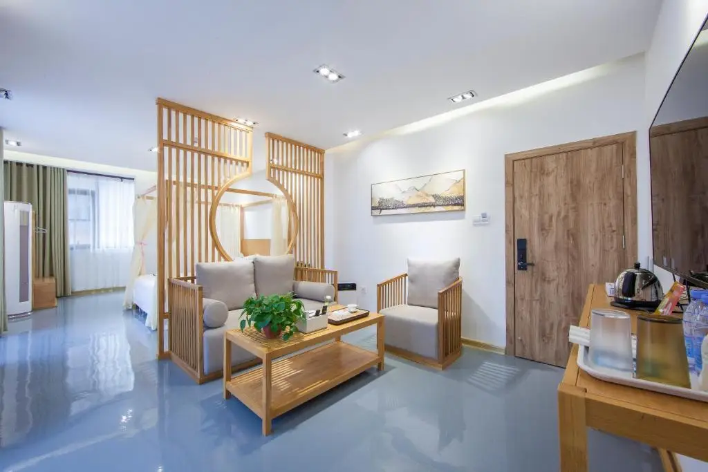 Гуйлинь: Guilin Daifeng Lake House