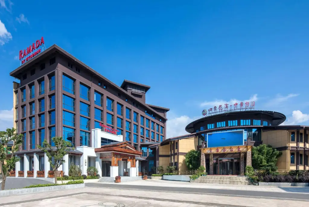 Хуанган: Ramada by Wyndham Yingshan Jiulongwan Resort