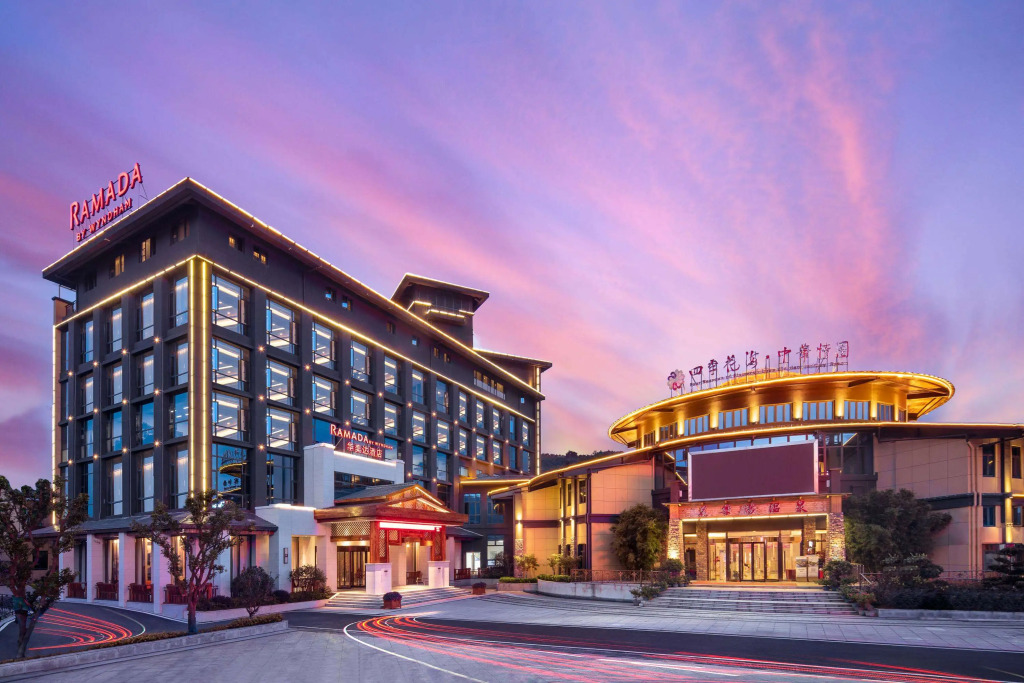 Хуанган: Ramada by Wyndham Yingshan Jiulongwan Resort