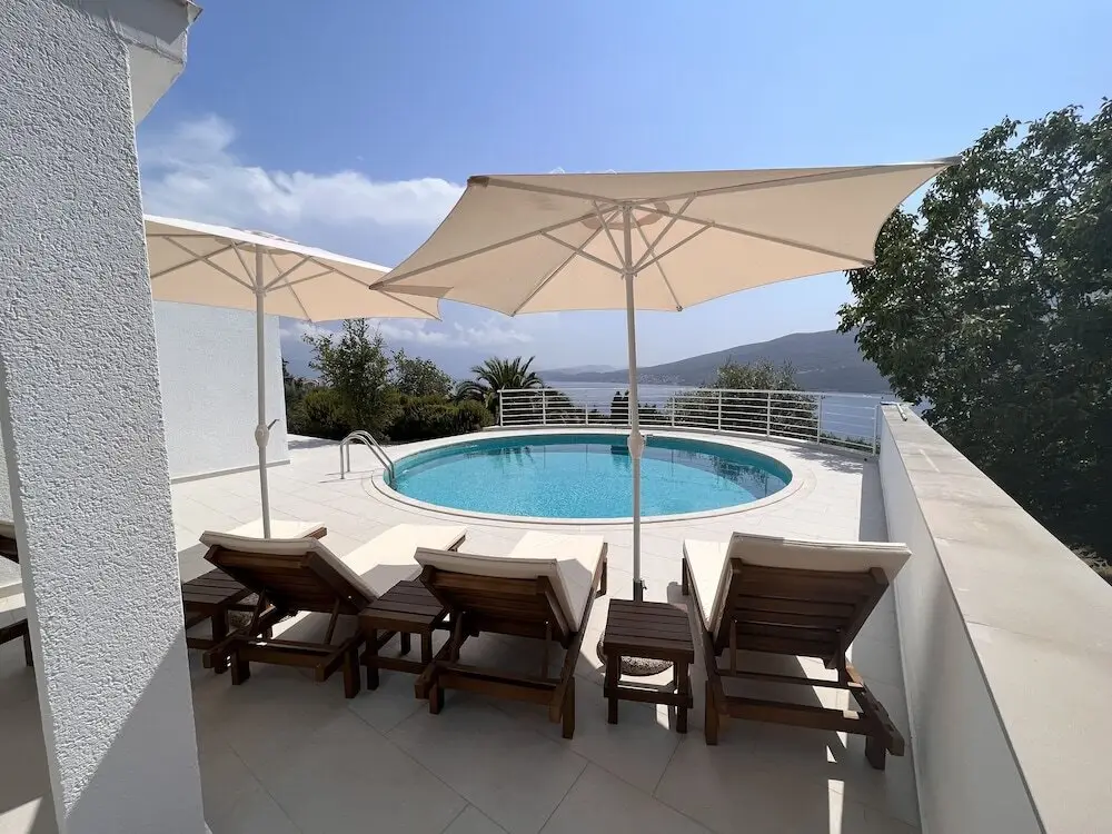 Деновичи: Remarkable 4-bed Villa in Denovici