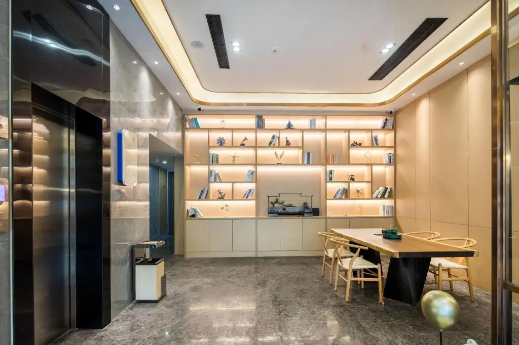 Нанкин: Starway Hotel Nanjing Jingwu Road Hongyang Home City
