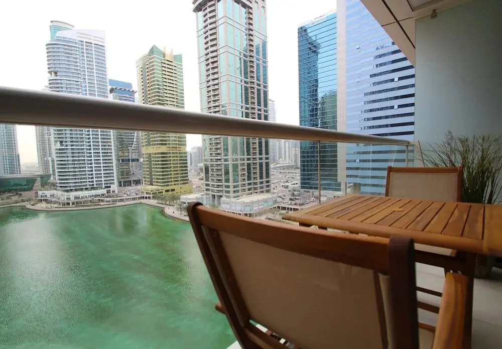 Дубай: Cosmos Living Dubai Arch Tower