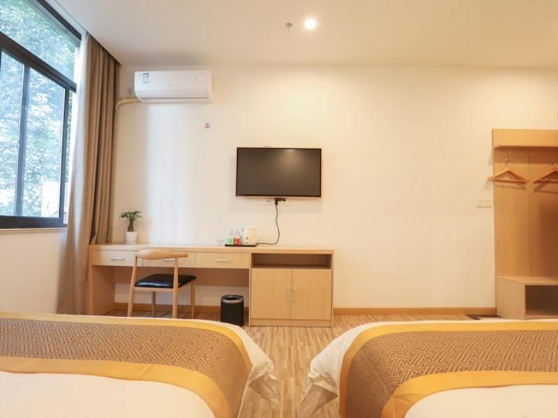 Шанхай: Shell Shanghai Jiading Nanxiang Town Minzhu Street Hotel