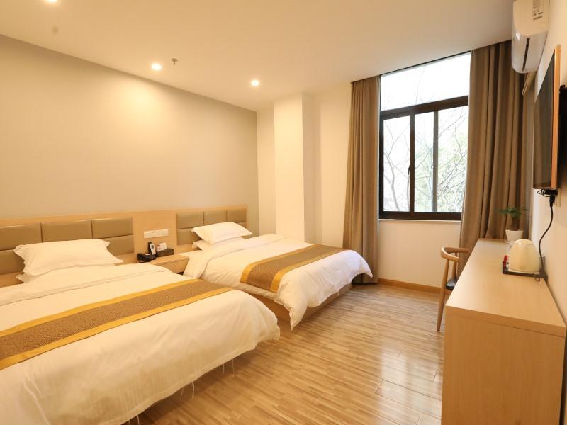 Шанхай: Shell Shanghai Jiading Nanxiang Town Minzhu Street Hotel