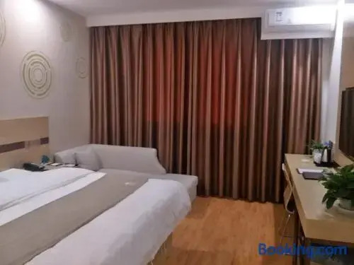 Ичунь: GreenTree Inn Liangyuan District Railway Station