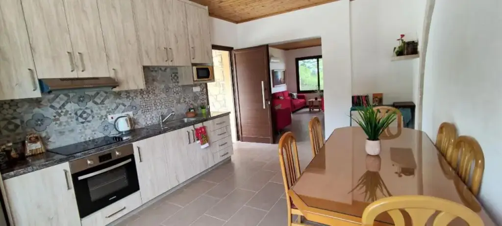 Какопетрия: House on a Hill with Stunning Views Near Troodos