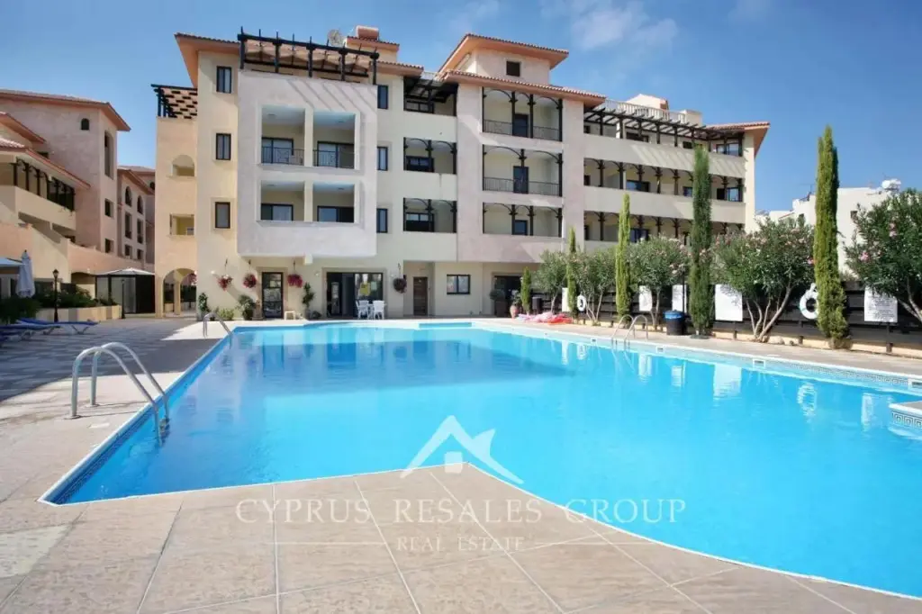 Пафос: Queens Gardens Suite by the Sea, Pool And Mall