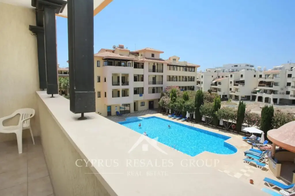 Пафос: Queens Gardens Suite by the Sea, Pool And Mall
