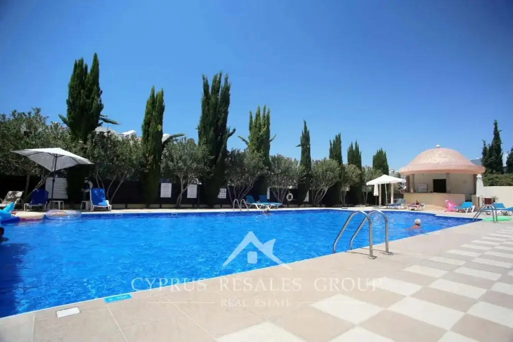 Пафос: Queens Gardens Suite by the Sea, Pool And Mall