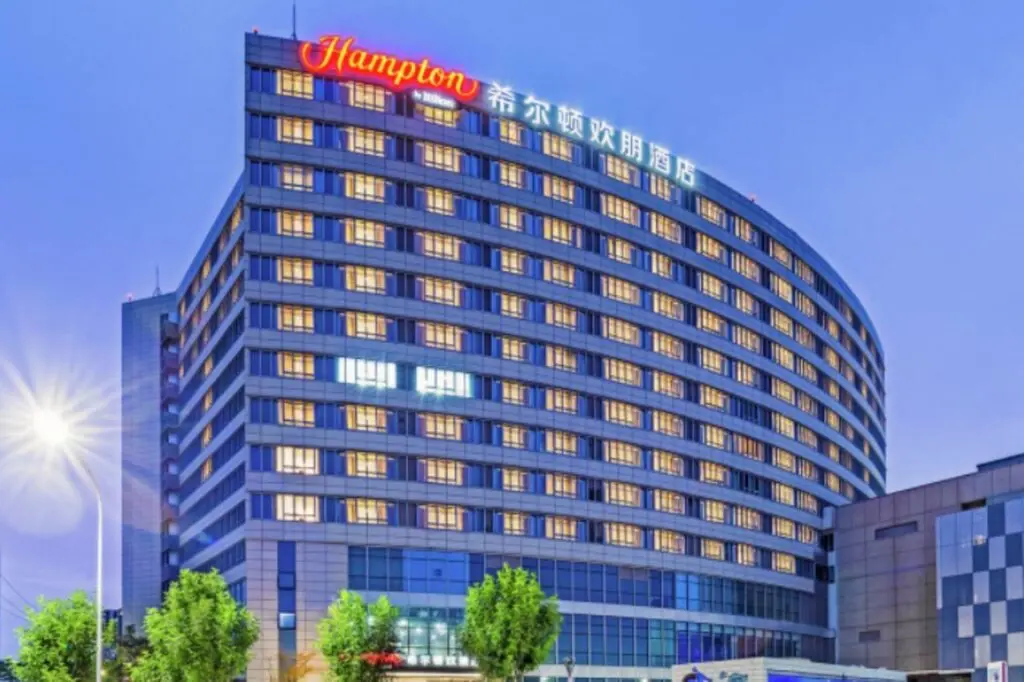 Пекин: Hampton by Hilton Beijing Daxing Flower of The World