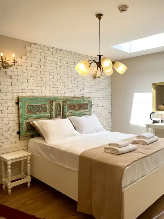 Урла: 1870 Tas Konak Otel Sanat Sokagi