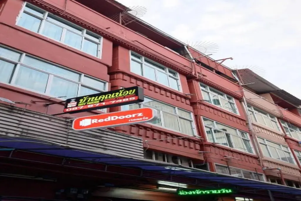 Бангкок: Khun Noy Apartment By RedDoorz