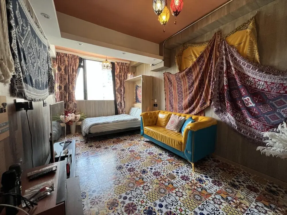 Гонконг: Staycation Partel