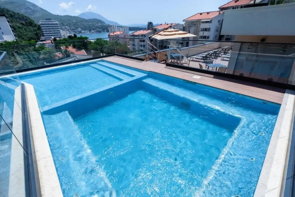 Сутоморе: N Hotel