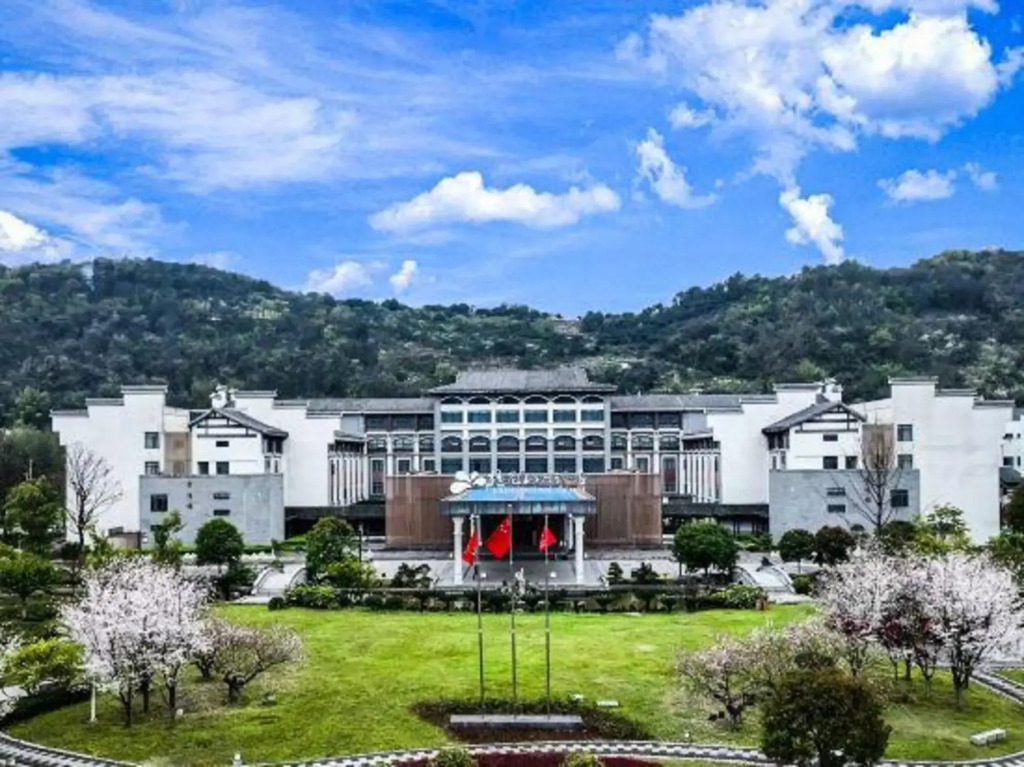 Цзуньи: Guihuashan Hotel