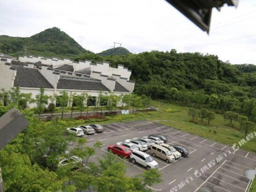 Цзуньи: Guihuashan Hotel