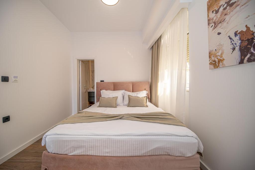 Бар: N&N Lux Guest house