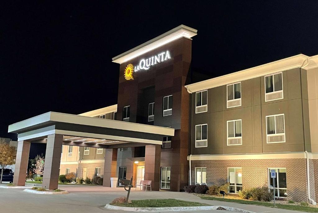 Howard Johnson by Wyndham Bole Plaza Chengwu — фото 1