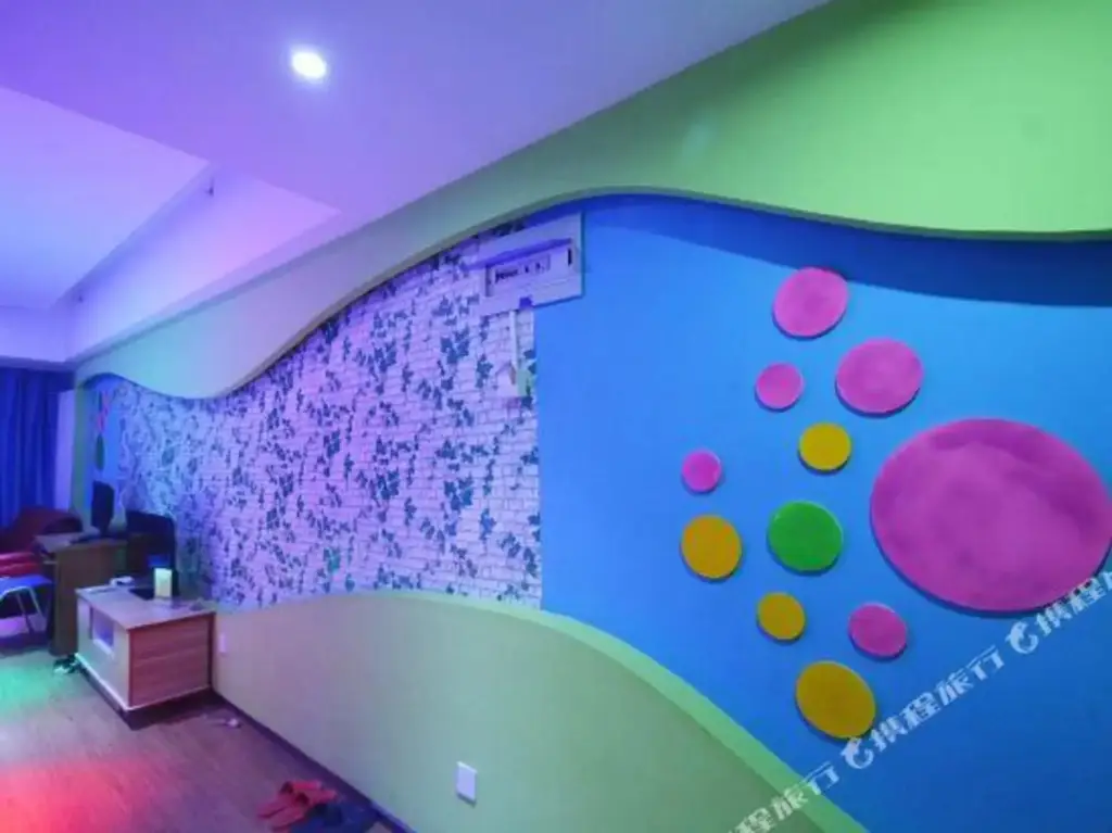 Чжэнчжоу: Le 8 Holiday Hotel (Zhengzhou Erqi Wanda Plaza)