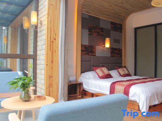 Хучжоу: Anji Yunshang Grassland Jinshuiloutai Homestay