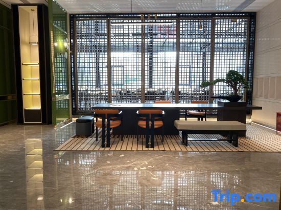 Лешан: Lindu Hotel
