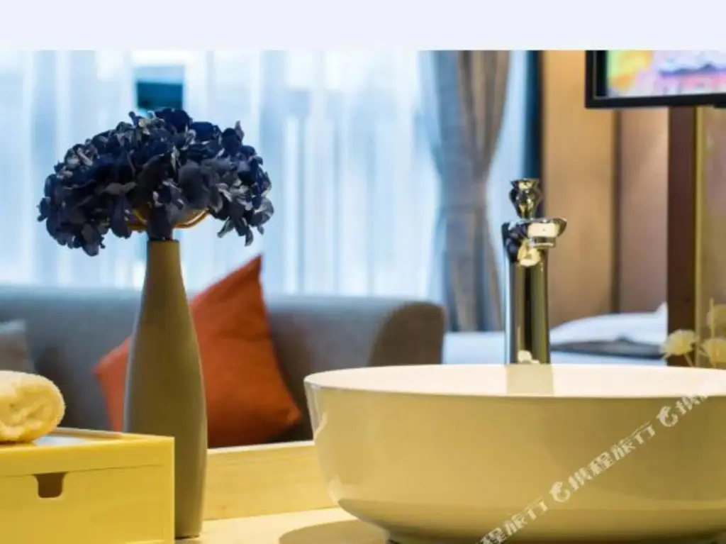 Чжухай: Qianmen Holiday Inn (Zhuhai City Rail Mingzhu Station)