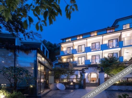 or Mountain and Poetry Courtyard Hostel — фото 1