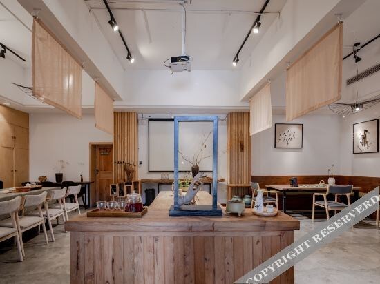 Чунцин: or Mountain and Poetry Courtyard Hostel