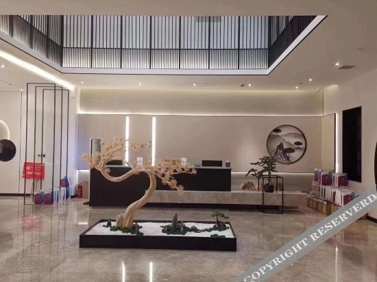 Чжэнчжоу: Moshang Light House Hotel (Zhengzhou South China City Longhu Jinyicheng Shopping Center)