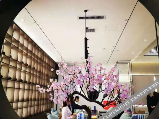 Чжэнчжоу: Moshang Light House Hotel (Zhengzhou South China City Longhu Jinyicheng Shopping Center)