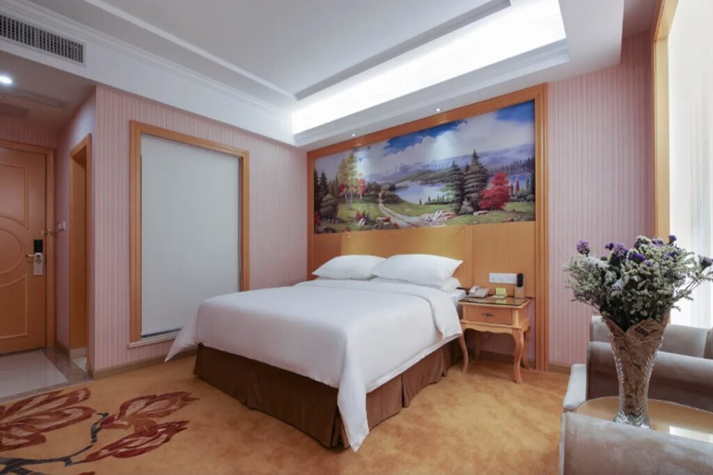 Vienna Hotel (Huizhou Qiuchang Yingbin Road) — фото 1