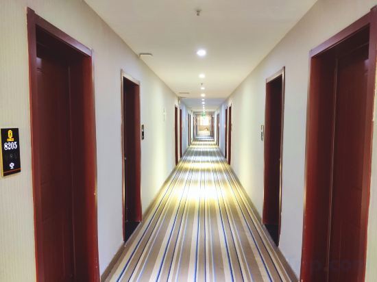 Линьи: Super 8 Hotel (Linyi Wuyue Plaza, Dongxing Road, Airport)