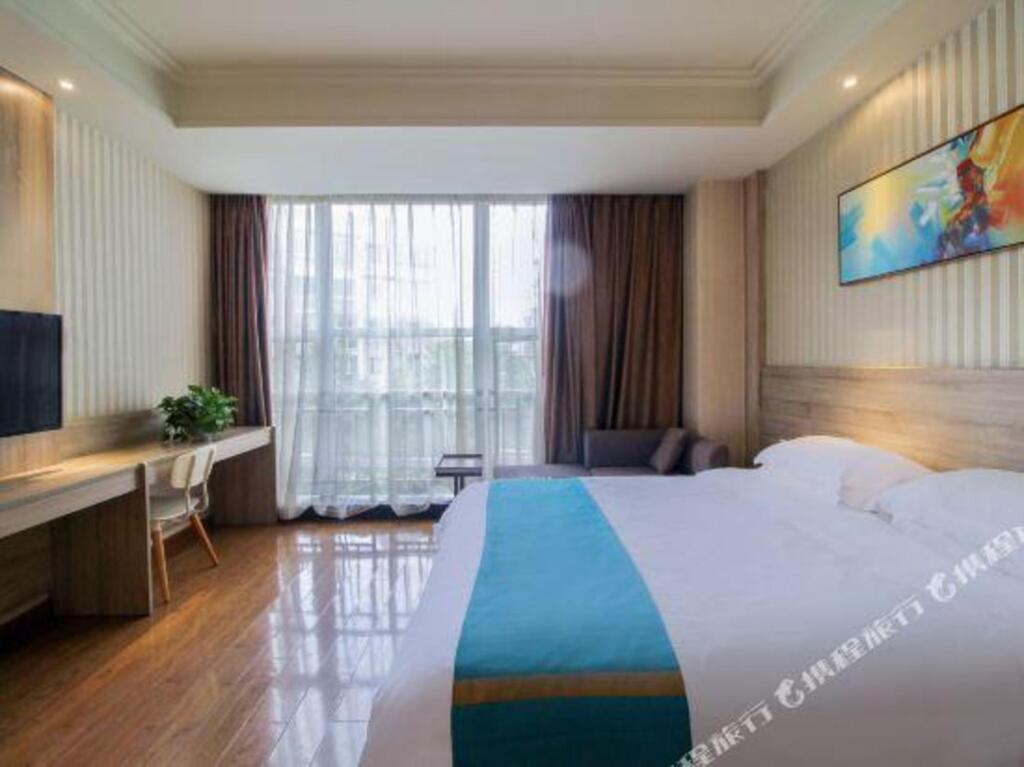 Мэйшань: Yading Hotel (Meishan Jinjiang college store)