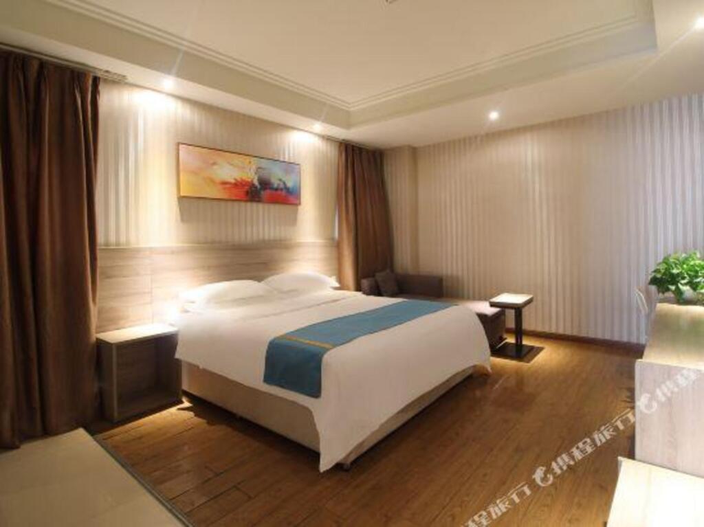 Мэйшань: Yading Hotel (Meishan Jinjiang college store)