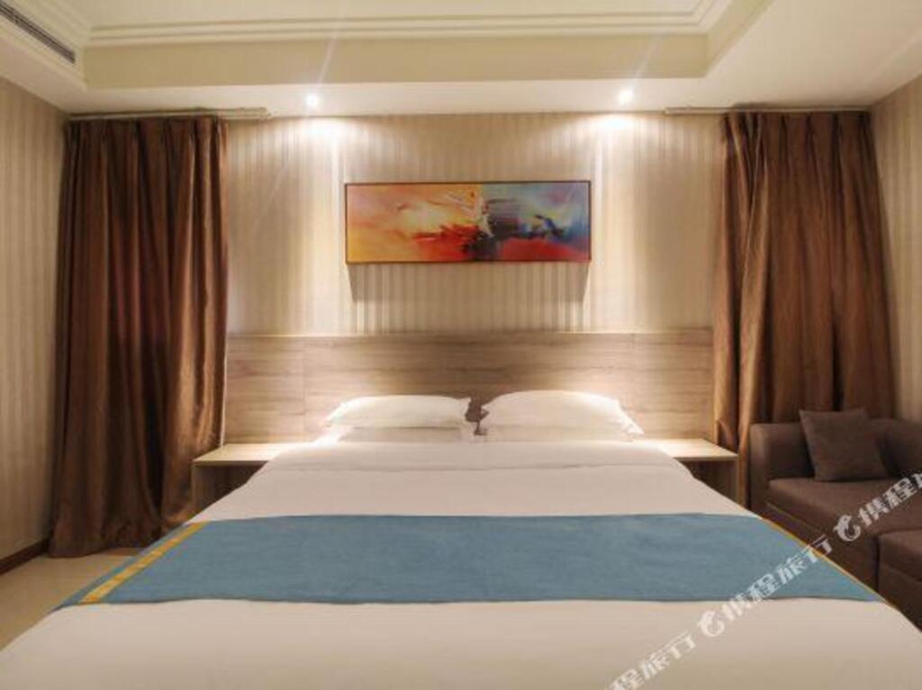 Мэйшань: Yading Hotel (Meishan Jinjiang college store)