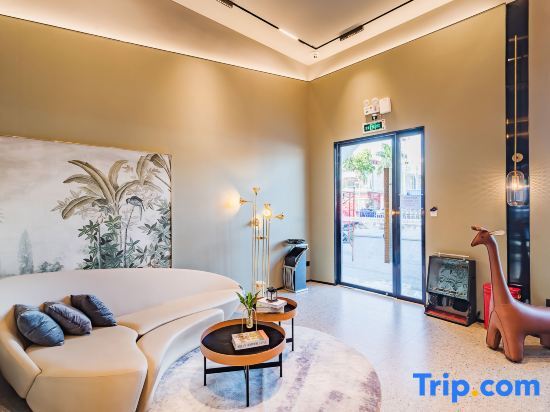 Шэньчжэнь: Carredon Apartments (International Convention Center Store)