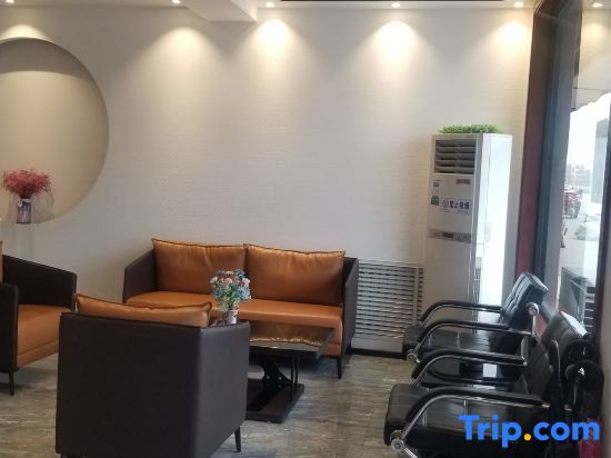 Тайан: Jiayi Hotel (Xintai Xinwen bus station)