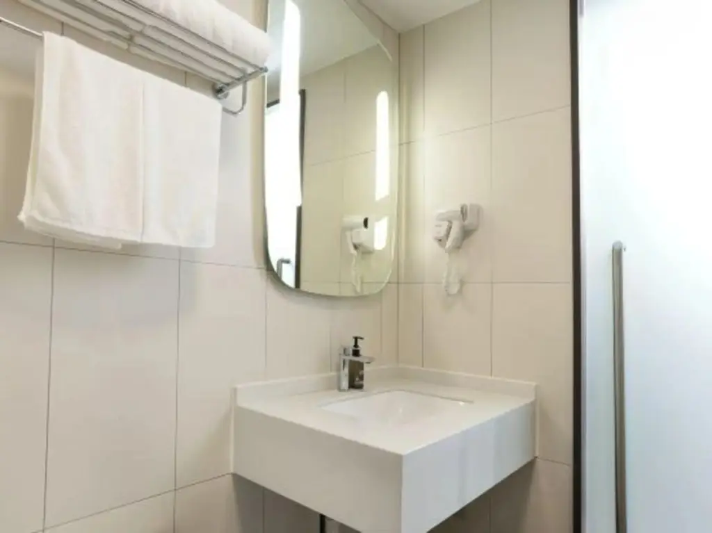 Шанхай: Ibis Hotel (Shanghai  International Resort xiupu Road）