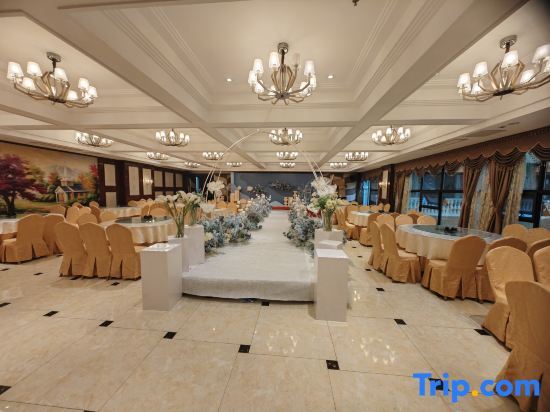 Цзуньи: Chongmei Hotel
