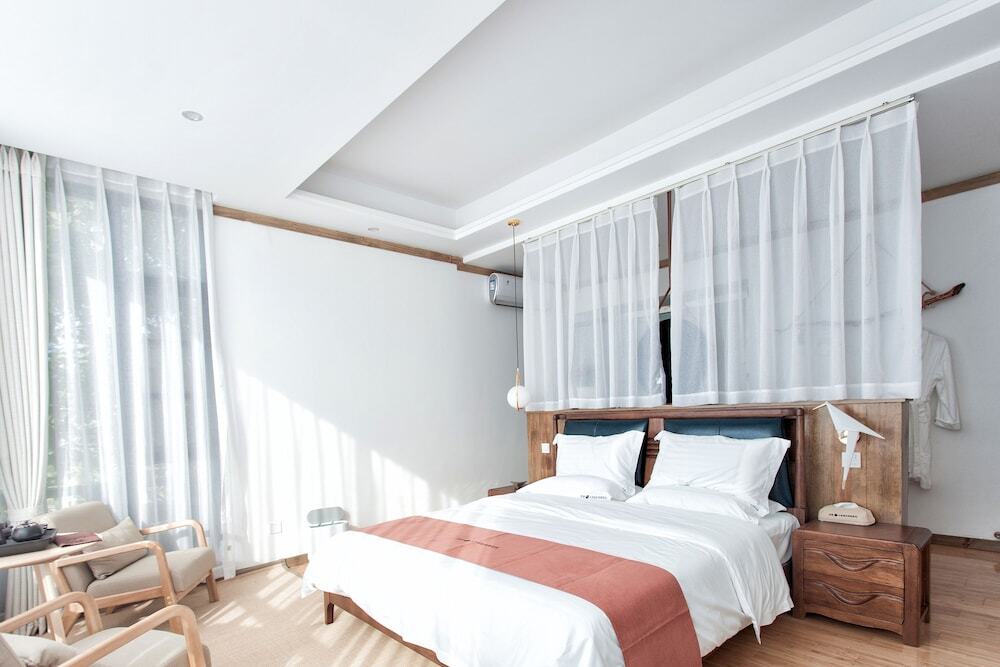 Дали: Sea View Inn